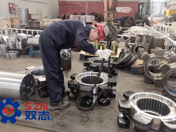 致敬每一位一線工人，堅(jiān)守崗位，兢兢業(yè)業(yè)。_河南雙志